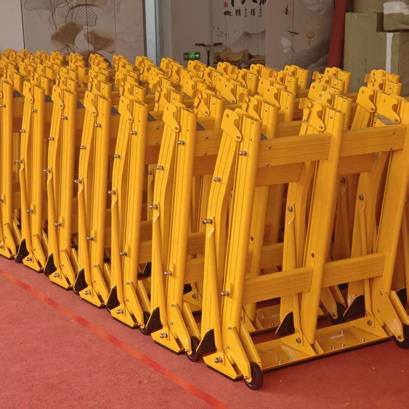 Barriera di sicurezza pieghevole per veicoli leggeri con rapida distribuzione per un facile stoccaggio e trasporto