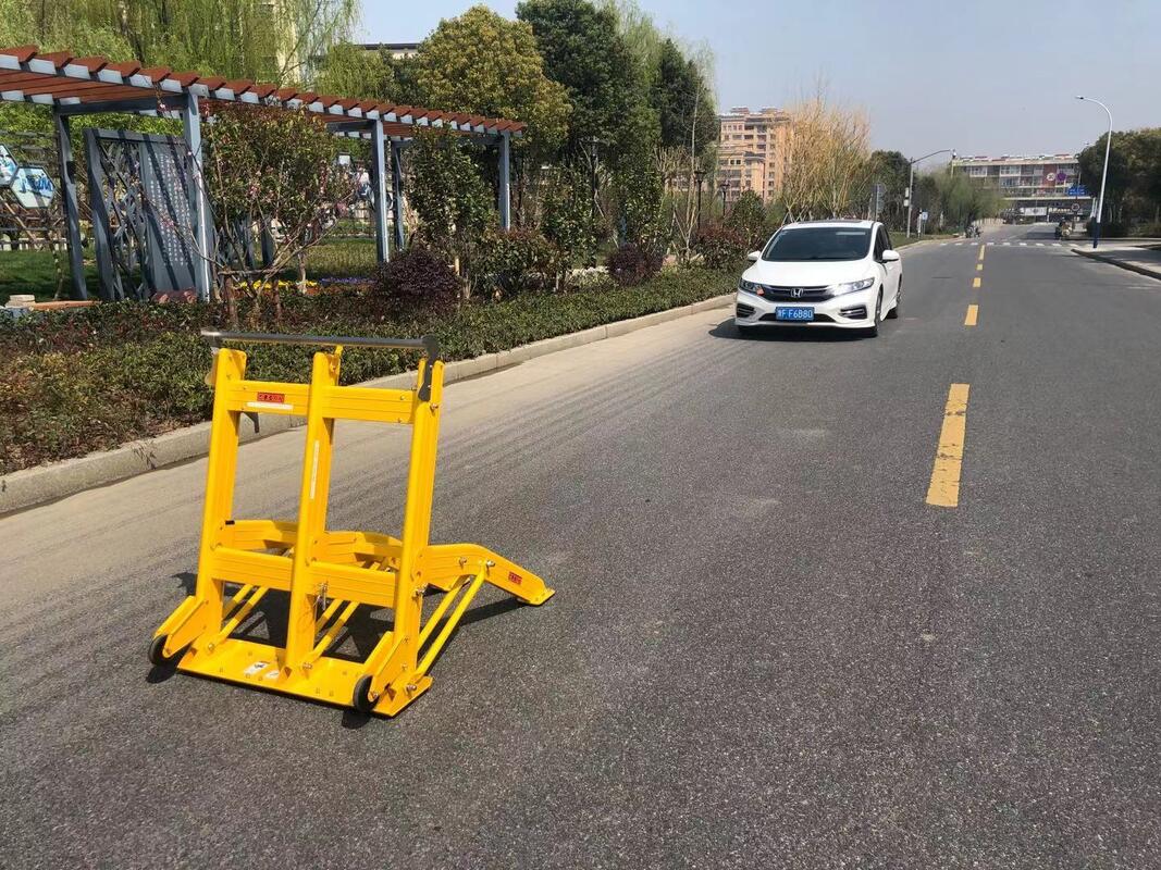 Barriera di sicurezza pieghevole leggera da 25 kg per veicoli con ruote per una distanza di arresto di 8,7 m a 60 km/h