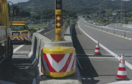 Il camion di spruzzatura elettrostatica ha montato il tipo incluso dell'attenuatore