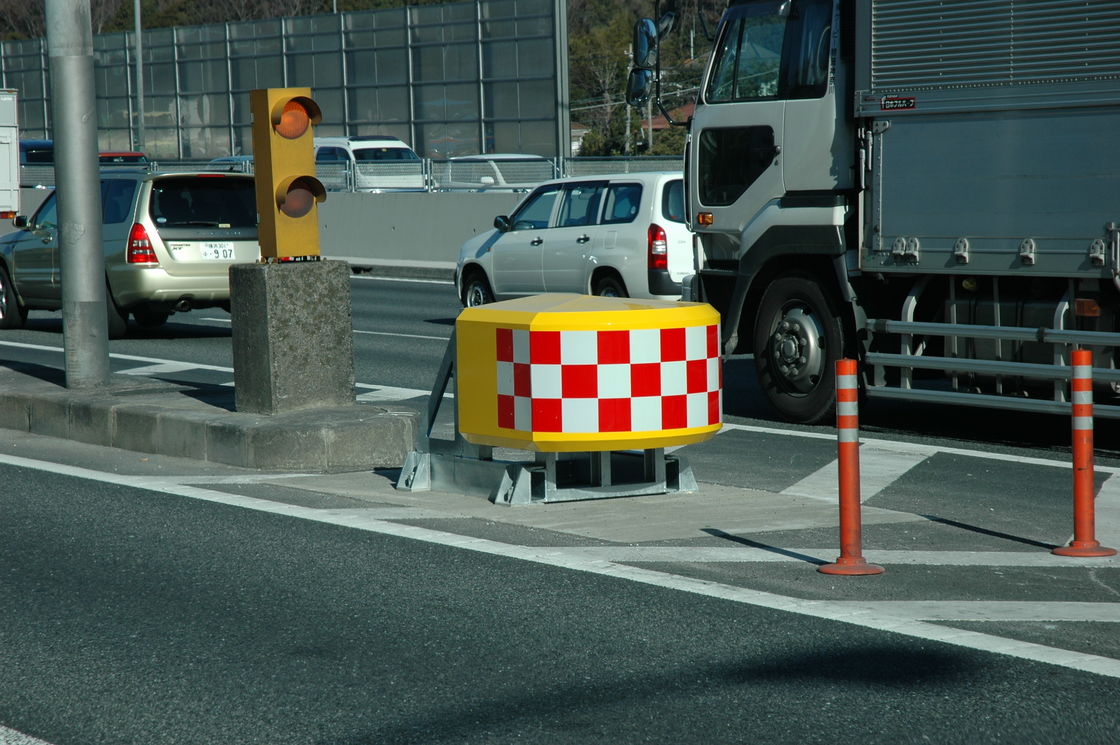 Il camion di spruzzatura elettrostatica ha montato il tipo incluso dell'attenuatore