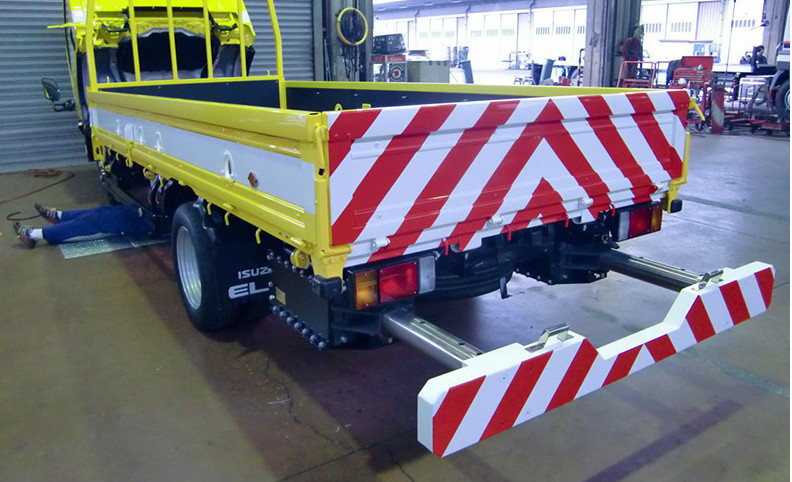 il camion riflettente del film 4.0ton ha montato la forza assorbente d'avvertimento di impatto dell'attenuatore